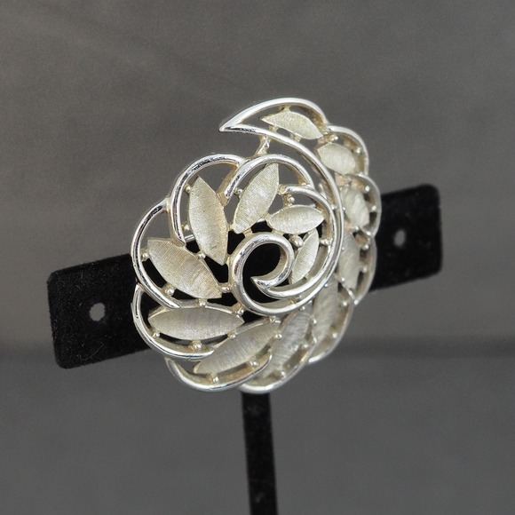 Trifari Brooch Pin Leaf Swirl Silver Tone Brushed Textured Openwork Vintage Chic - Picture 9 of 9